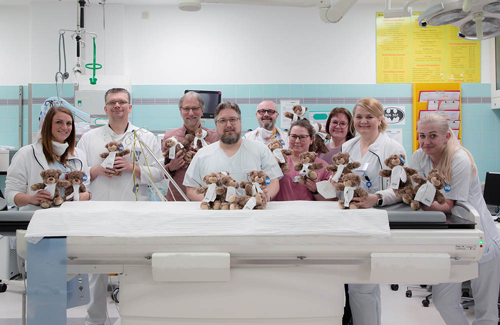 Förderverein übergibt Trost-Teddys an Mitarbeiter der ZNA Förderverein übergibt Trost-Teddys an Mitarbeiter der ZNA